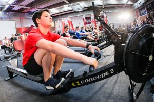 Jugendlicher beim Ruder-Ergometer-Cup in Köln